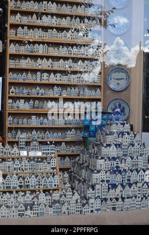 AMSTERDAM, NIEDERLANDE - 06. AUGUST 2022: Ausstellung des Kramer Kunst & Antiek Shops, Blick von draußen Stockfoto