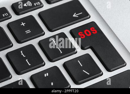 Schaltfläche mit Wort SOS auf der Computertastatur, Nahaufnahme. Rettungskonzept Stockfoto