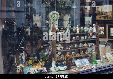 AMSTERDAM, NIEDERLANDE - 06. AUGUST 2022: Ausstellung des Kramer Kunst & Antiek Shops, Blick von draußen Stockfoto