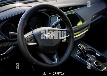 BERLIN - 18. JUNI 2022: Interieur des subkompakten Luxus-Crossover-SUV Cadillac XT4. Classic Days Berlin. Stockfoto