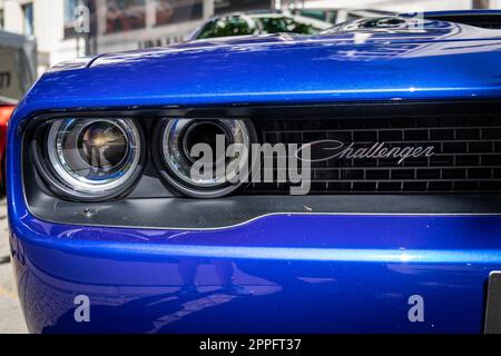 BERLIN - 18. JUNI 2022: Fragment des Muskelwagens Dodge Challenger R/T. Classic Days Berlin. Stockfoto