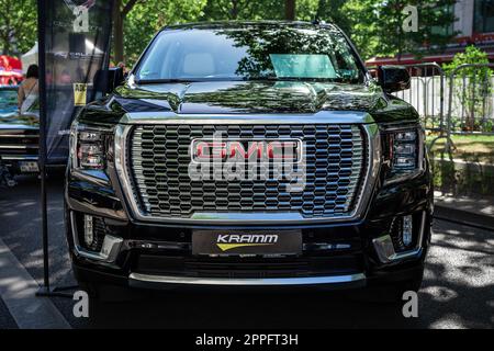 BERLIN - 18. JUNI 2022: Full-Size SUV GMC Yukon XL Denali. Classic Days Berlin. Stockfoto