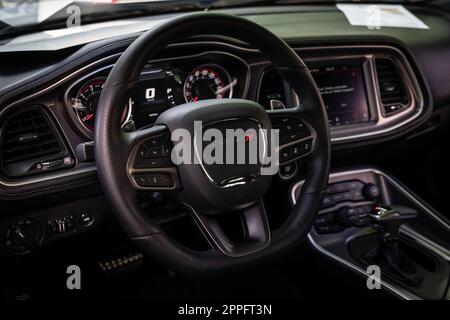 BERLIN - 18. JUNI 2022: Innenraum des Muscle Car Dodge Challenger R/T. Classic Days Berlin. Stockfoto