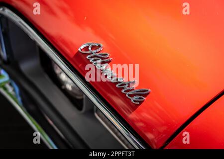 BERLIN - 18. JUNI 2022: Emblem des persönlichen Luxuswagens Oldsmobile Cutlass Supreme, Nahaufnahme. Classic Days Berlin. Stockfoto