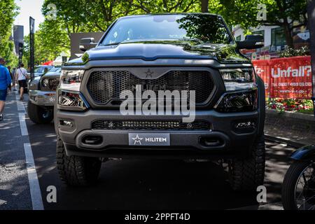 BERLIN - 18. JUNI 2022: Großer Pickup-Truck Militem Magnum auf Basis von Dodge RAM 1500. Classic Days Berlin. Stockfoto