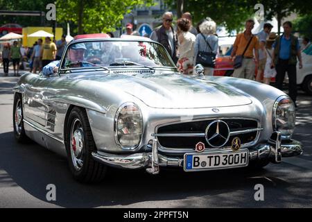 BERLIN - 18. JUNI 2022: Sportwagen Mercedes-Benz 300 SL (W198 II). Classic Days Berlin. Stockfoto