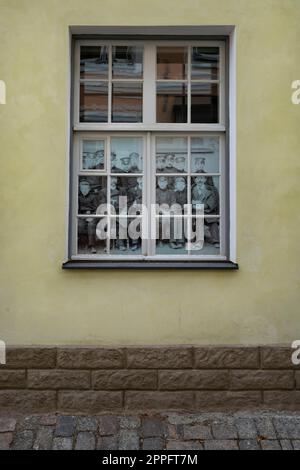 Altes Foto im Fenster Stockfoto