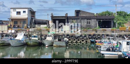 Gelegen im Gongliao District und Miri Longdong Bay, umgeben von Bergen auf drei Seiten und nur mit Blick auf das Meer im Nordosten, um eine natürliche kleine Bucht zu bilden, New Taipei City, Taiwan Stockfoto