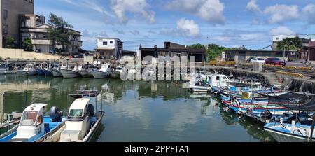Gelegen im Gongliao District und Miri Longdong Bay, umgeben von Bergen auf drei Seiten und nur mit Blick auf das Meer im Nordosten, um eine natürliche kleine Bucht zu bilden, New Taipei City, Taiwan Stockfoto