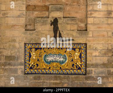 Buntes Fliesenschild an einer Wand in Sevilla, Andalusien, Spanien Stockfoto