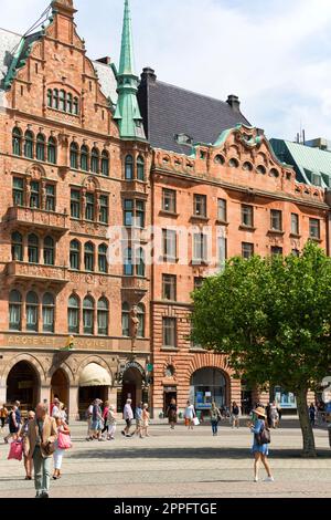 Stortorget, Great Square, große Ziegelsteine, historische Gebäude und wandelnde Menschen, Malmö, Schweden Stockfoto