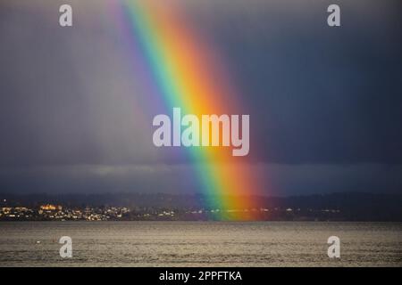 Ein farbenfroher Regenbogen über dem Puget Sound Stockfoto