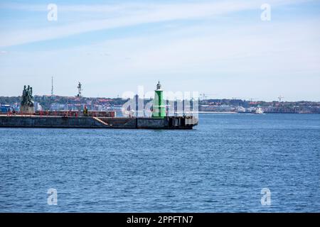 Grüner Leuchtturm am Wellenbrecher vor dem Hafenbecken, Liegeplatz für Schiffe, Helsingor, Dänemark Stockfoto