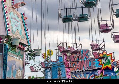 DÃ¼sseldorf, NRW, Deutschland - 07 14 2022: Chairoplane und Kettenkarussell warten auf Gäste im Vergnügungspark Düsseldorfer Rheinkirmes als große Gemeindemesse und Kermis in Deutschland für Spaß und Wirbel Stockfoto