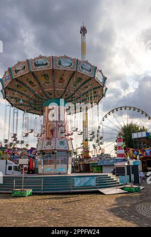 DÃ¼sseldorf, NRW, Deutschland - 07 14 2022: Chairoplane und Kettenkarussell warten auf Gäste im Vergnügungspark Düsseldorfer Rheinkirmes als große Gemeindemesse und Kermis in Deutschland für Spaß und Wirbel Stockfoto