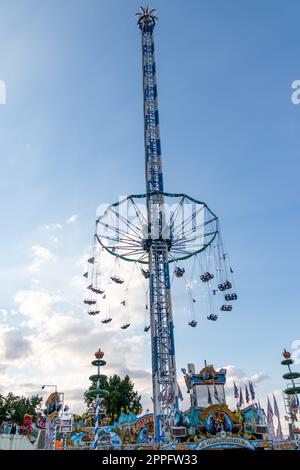 DÃ¼sseldorf, NRW, Deutschland - 07 14 2022: Freifallturm Bayern Tower wartet auf Gäste im Düsseldorfer Rheinkirmes Vergnügungspark als große Gemeindemesse und Kermis in Deutschland für einen lustigen Adrenalinkick Stockfoto