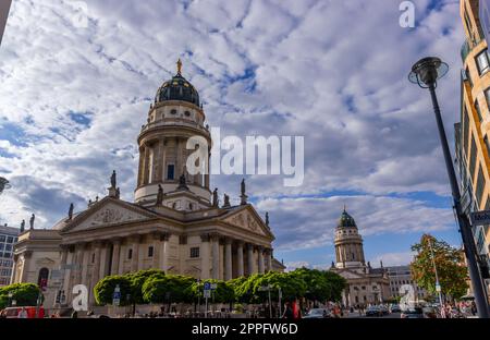 Gendarmenmarkt mit französischer Kirche Stockfoto