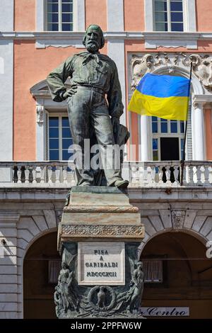 Denkmal Giuseppe Garibaldi mit ukrainischer Flagge in Pisa. Stockfoto