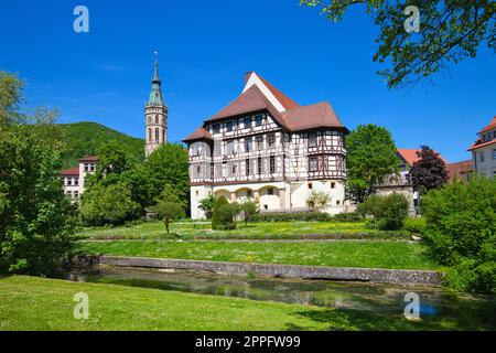 Bad Urach, Baden-WÃ¼rttemberg, Deutschland - 15. Mai 2022: Der Wohnpalast Urach mit dem Stift Urach-Turm im Hintergrund. Stockfoto