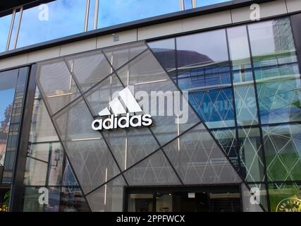 Die Fassade des Adidas-Geschäfts in Frankfurt am Main Stockfoto