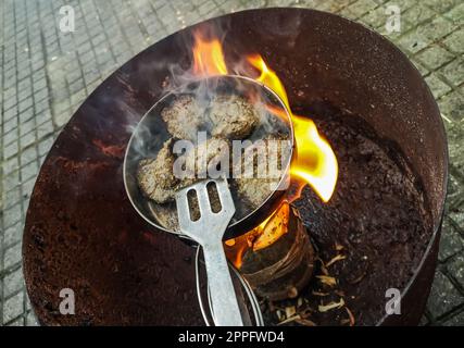 Leckere Fleischklöße, gegrillt auf offenem Feuer Stockfoto