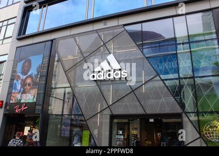Die Fassade des Adidas-Geschäfts in Frankfurt am Main Stockfoto