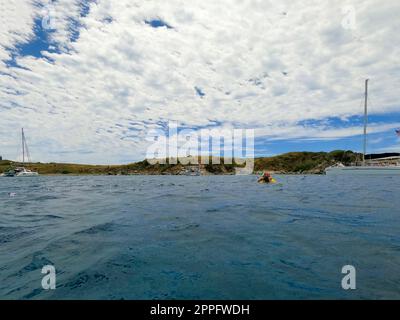 Die Leute beim Schnorcheln unter Wasser und Angeln Tour mit dem Boot an der Karibik in St. Thomas Stockfoto