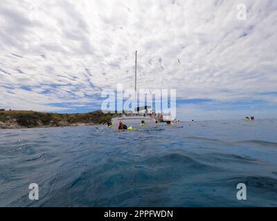 Die Leute beim Schnorcheln unter Wasser und Angeln Tour mit dem Boot an der Karibik in St. Thomas Stockfoto