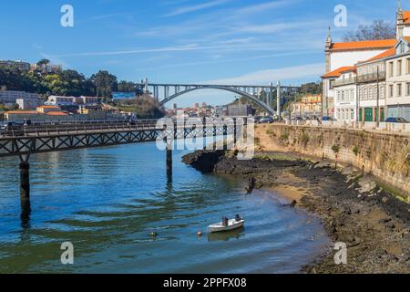 Douro River und Arrabida Bridge Stockfoto