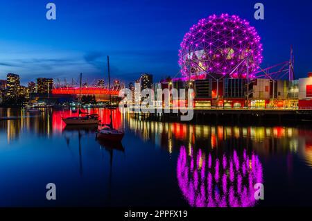 Sonnenuntergang über Telus World of Science in Vancouver, British Columbia, Kanada Stockfoto