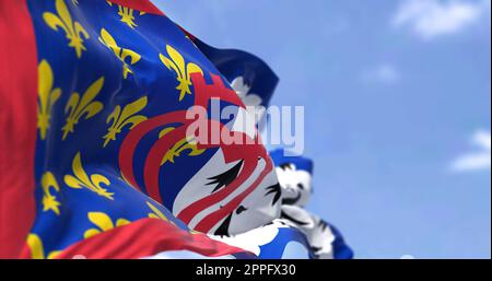 Pays de la Loire-Flagge, die an klaren Tagen im Wind winkt Stockfoto