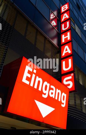 Beleuchtete Werbung der DIY-Kette Bauhaus AG an der Fassade des DIY-Stores in der Berliner Innenstadt Stockfoto