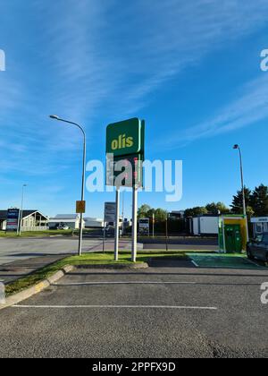 Eine isländische Tankstelle des Unternehmens Orkan - Firmenlogos und Benzinpreise in isländischer Landschaft Stockfoto