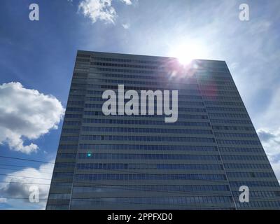 Düsseldorf, Deutschland - 16. Juli 2022: Hochhaus Dreischeibenhaus aus Thyssenkrupp in DÃ¼sseldorf so hohes Gebäude im Sommer wie zeitgenössische Architektur und klare Glasfassade blaue Wolken am Himmel Stockfoto