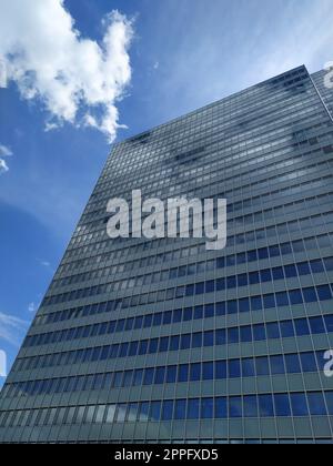 Düsseldorf, Deutschland - 16. Juli 2022: Hochhaus Dreischeibenhaus aus Thyssenkrupp in DÃ¼sseldorf so hohes Gebäude im Sommer wie zeitgenössische Architektur und klare Glasfassade blaue Wolken am Himmel Stockfoto