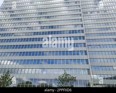 Düsseldorf, Deutschland - 16. Juli 2022: Hochhaus Dreischeibenhaus aus Thyssenkrupp in DÃ¼sseldorf so hohes Gebäude im Sommer wie zeitgenössische Architektur und klare Glasfassade blaue Wolken am Himmel Stockfoto