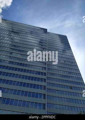 Düsseldorf, Deutschland - 16. Juli 2022: Hochhaus Dreischeibenhaus aus Thyssenkrupp in DÃ¼sseldorf so hohes Gebäude im Sommer wie zeitgenössische Architektur und klare Glasfassade blaue Wolken am Himmel Stockfoto