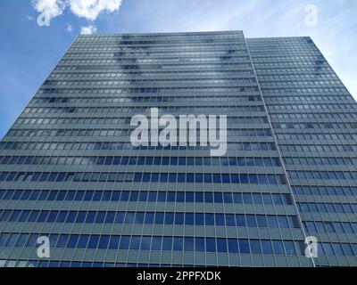 Düsseldorf, Deutschland - 16. Juli 2022: Hochhaus Dreischeibenhaus aus Thyssenkrupp in DÃ¼sseldorf so hohes Gebäude im Sommer wie zeitgenössische Architektur und klare Glasfassade blaue Wolken am Himmel Stockfoto