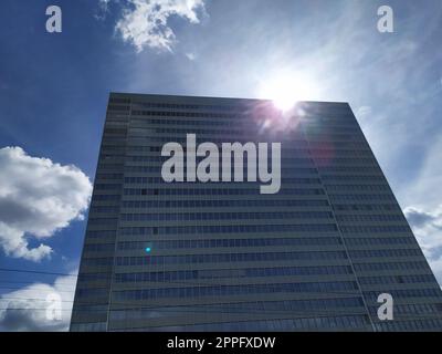 Düsseldorf, Deutschland - 16. Juli 2022: Hochhaus Dreischeibenhaus aus Thyssenkrupp in DÃ¼sseldorf so hohes Gebäude im Sommer wie zeitgenössische Architektur und klare Glasfassade blaue Wolken am Himmel Stockfoto