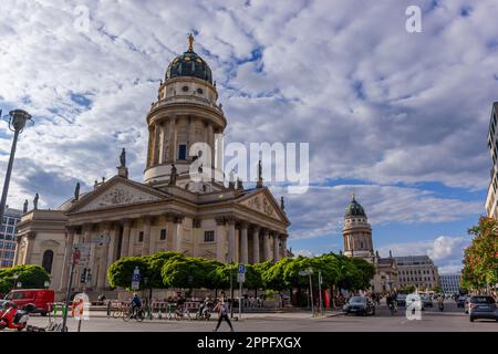 Gendarmenmarkt mit französischer Kirche Stockfoto