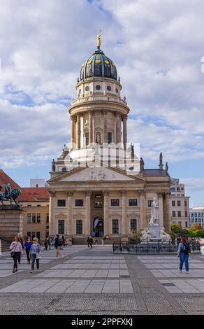 Gendarmenmarkt mit französischer Kirche Stockfoto