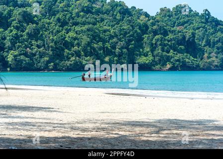 Langboot am Strand Ao Yai auf der Insel Ko Phayam in Thailand Stockfoto