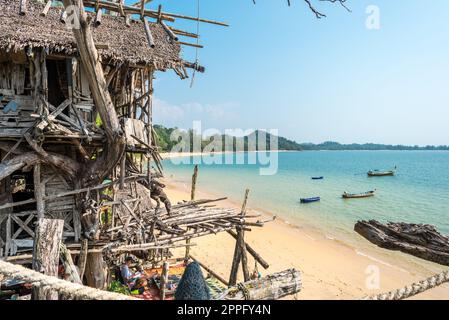 Baumhaus aus Driftwood als Teil der unglaublichen Hippie Bar auf Ko Phayam Stockfoto