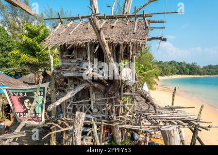 Baumhaus aus Driftwood als Teil der unglaublichen Hippie Bar auf Ko Phayam Stockfoto