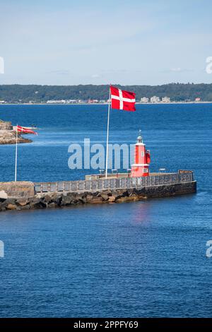 Roter Leuchtturm am Wellenbrecher vor dem Hafenbecken, Liegeplatz für Schiffe, Helsingor, Dänemark Stockfoto