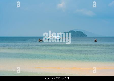 Strand, Boot und Fähre auf Ko Phayam Stockfoto