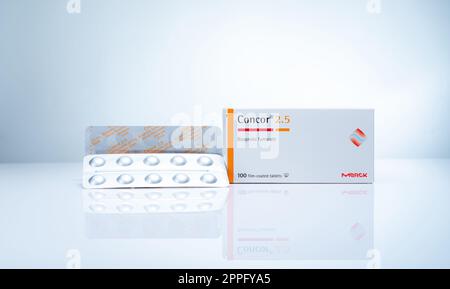 CHONBURI, THAILAND-21. AUGUST 2022 : Concor 2,5 Produkt von Merck in Pappkartons auf weißem Hintergrund. Bisoprolol Filmtabletten. Medizin für therapieresistente chronische Herzinsuffizienz. Stockfoto