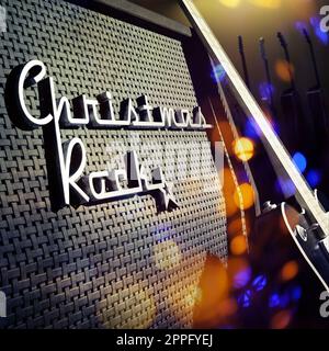 Gitarrenverstärker mit „Christmas Rock“-Abzeichen Stockfoto