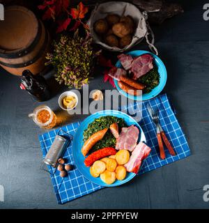 Köstlicher oldenburger Grünkohl mit Pinkelwurst Stockfoto