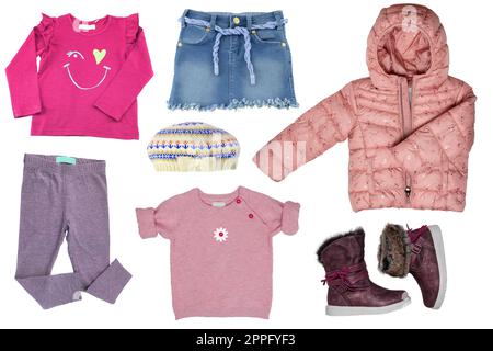 Collage-Kleidungsset für ein kleines Mädchen, isoliert auf weißem Hintergrund. Die Kollektion aus Jeansrock, Hemd und Regenjacke, Hemd und Regenjacke, Hose, Pullover und Stiefeln. Stockfoto